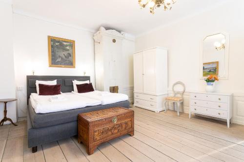 Superior One-Bedroom Apartment image 2