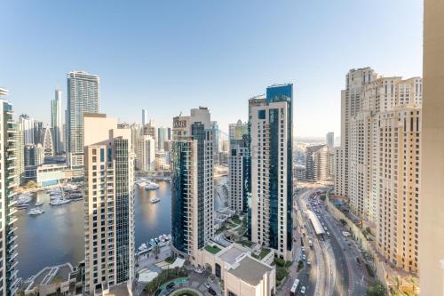Close to Major Landmarks 3BR and Assistant Room with Marina Views, Rimal 5, JBR by Deluxe Holiday Homes, Dubaï (photo 7)
