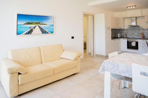  066 - VILLA LETIZIA, Elegante 3 PISCINA e Natura, 10 minuti da MARE e SPIAGGIE in Casarza Ligure