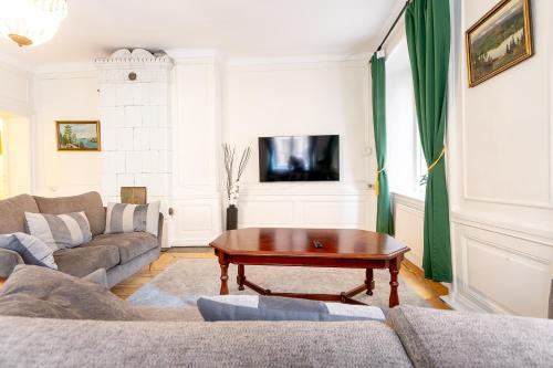 Large One-Bedroom Apartment with Sofa Bed image 7