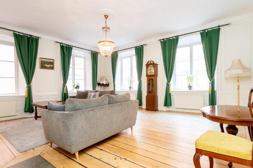 Large One-Bedroom Apartment with Sofa Bed image 6