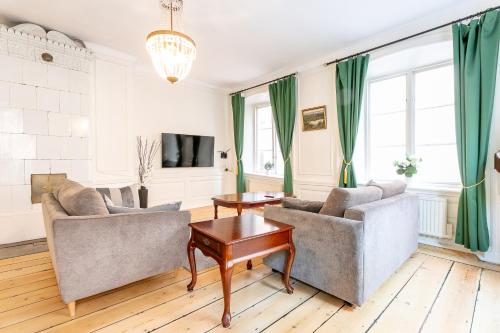 Large One-Bedroom Apartment with Sofa Bed image 8