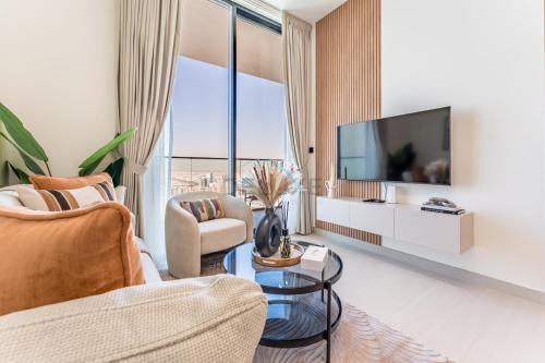 City Views 1BR Near Community Park with Private Balcony, Binghatti House, Jumeirah Village Circle by Deluxe Holiday Homes, Dubai (photo 2)