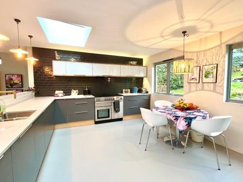 Large open plan family house with stunning views, Bath (photo 9)
