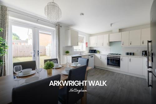 Gorgeous 4-bed Home in Nottingham by Renzo, Free Driveway Parking, Great Location!, Nottingham