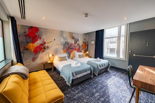 1 king bed, 1 twin bed