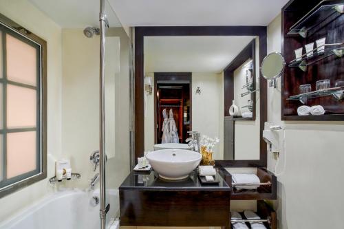 Deluxe Queen Room image 2