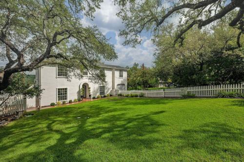Chateau Lake Austin – khách sạn tại Steiner Ranch