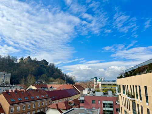 Riverside Loft - Castle View & Free Parking & Terrace, Ljubljana (Foto 2)