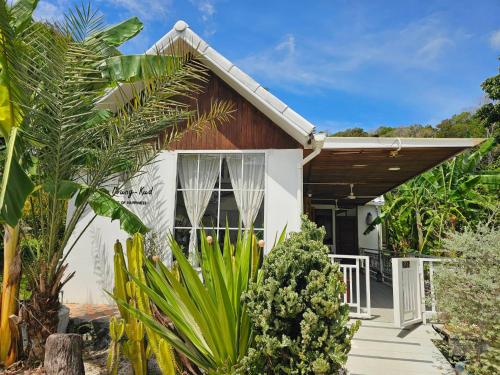 Tropical Oasis Aoyon Beach House thumbnail 3