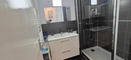 淋浴間, L'Échappée Bleue, cosy design 2mn mer, au coeur du centre ville (L'Echappee Bleue, cosy design 2mn mer, au coeur du centre ville) in 拉格朗德默特市中心