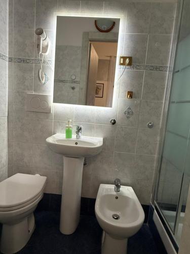 Double or Twin Room image 10