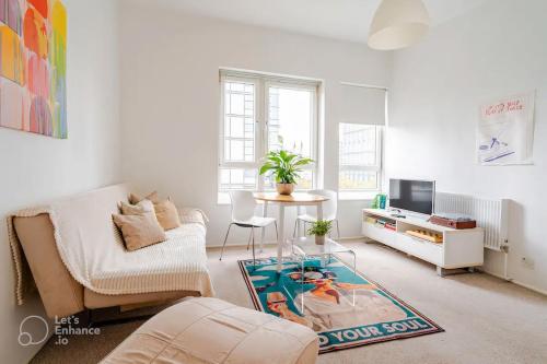 Skyline Loft Life in Old Street up to 6 people!, Londra