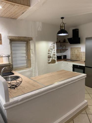virtuve, Maison calme - Rue piétonne - Ardeche - ViaRhona - Dolce Via (Maison calme - Rue pietonne - Ardeche - ViaRhona - Dolce Via) in Saint-Laurent-du-Pape