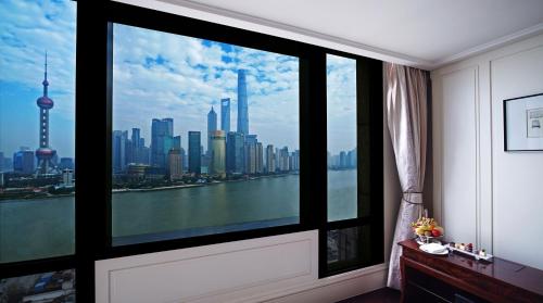 Deluxe King Room with View image 5
