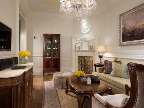 Heritage King Suite image 2