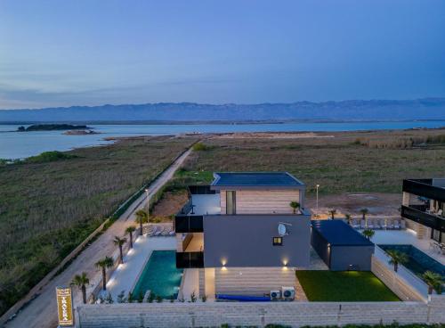 CROWONDER Villa Travera 2 with Heated Swimming Pool - CROWONDER LUXURY RENT - image 4