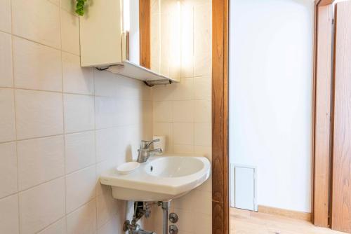 One-Bedroom Apartment image 2