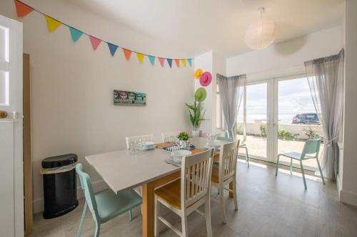 Absolute Beachfront with Decked Garden Oasis and Views, Bognor Regis (foto 2)