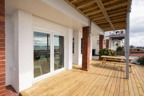 Absolute Beachfront with Decked Garden Oasis and Views, Bognor Regis (foto 7)