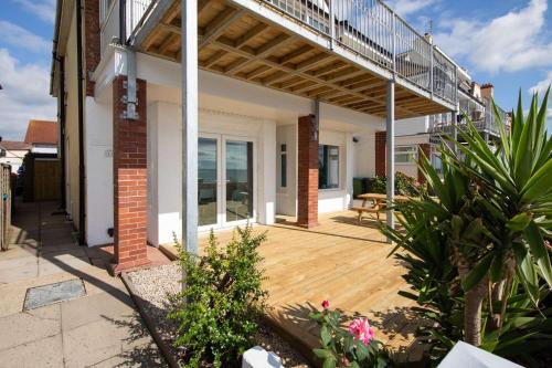 Absolute Beachfront with Decked Garden Oasis and Views, Bognor Regis (foto 8)