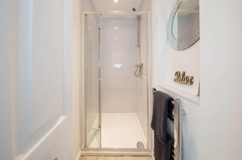 Absolute Beachfront with Decked Garden Oasis and Views, Bognor Regis (foto 10)