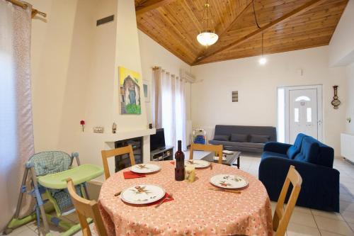 Villa Elli 1 Beach front with garden in Itea