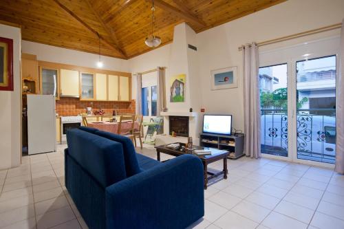 Villa Elli 1 Beach front with garden in Itea