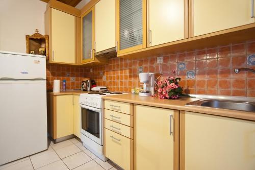 Villa Elli 1 Beach front with garden in Itea
