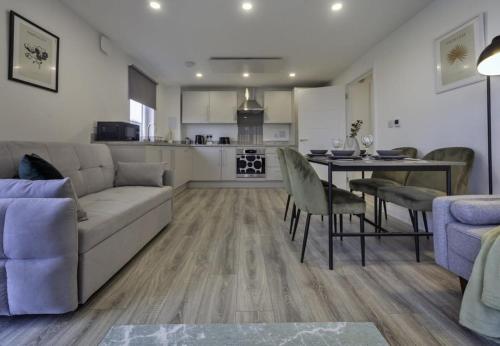 Stylish & Modern Flat 2 Min Walk to Ashford Outlet, Ashford (photo 3)