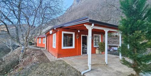 Bujtina Shpella e Plakës Çerçan (Bujtina Shpella e Plakes Cercan) in Labinot-Fushë