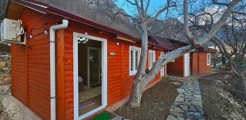 Bujtina Shpella e Plakës Çerçan (Bujtina Shpella e Plakes Cercan) in Labinot-Fushë