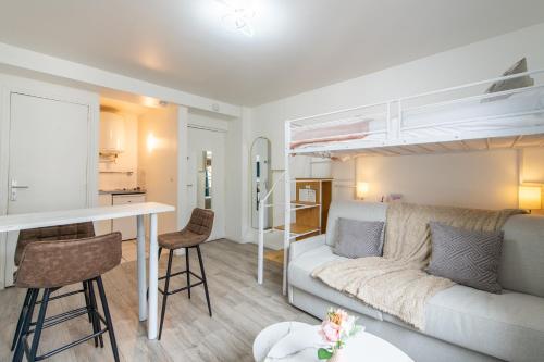 Best Deal! Modern studio in vibrant area only 5 minutes by walk to metro - central location, Париж