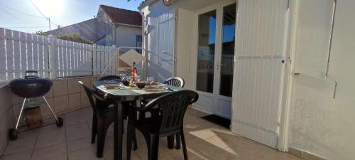 陽台/露台, Maison 3 pièces Oléron 4 couchages La Brée Les Bains LBO000-051 (Maison 3 pieces Oleron 4 couchages La Bree Les Bains LBO000-051) in 拉布雷萊班