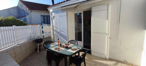 陽台/露台, Maison 3 pièces Oléron 4 couchages La Brée Les Bains LBO000-051 (Maison 3 pieces Oleron 4 couchages La Bree Les Bains LBO000-051) in 拉布雷萊班