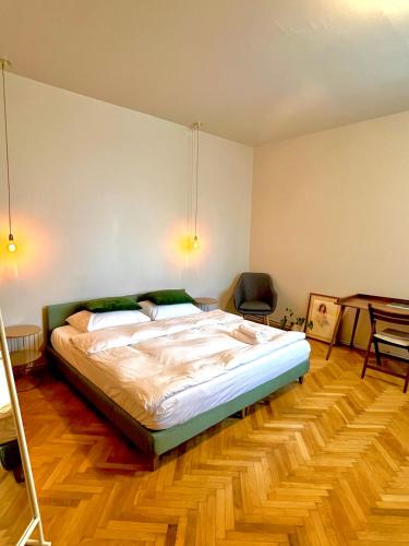 City Center Unirii Square Private rooms with City View - Shared Amenities 4