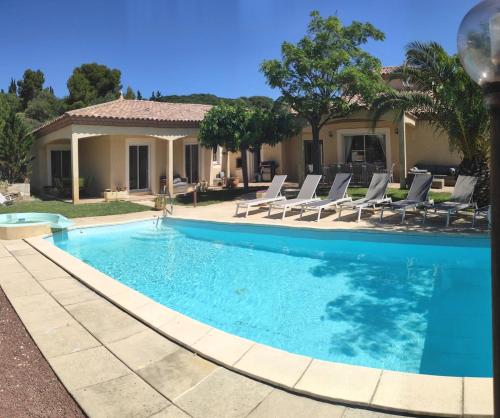 Fantastic Large Villa with Garden, Pool and Jacuzzi gîte à louer Bois de l'Arboussas