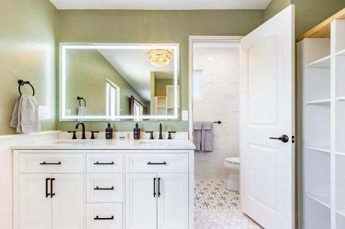 Zuhanyzó, Spacious 4BR Retreat near Disneyland & Beaches in Placentia (Kalifornia)