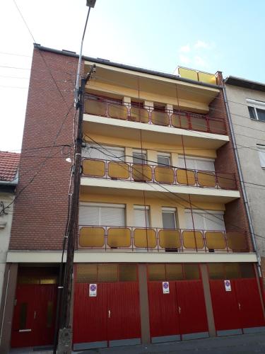 8x8 Tetőtér Apartman - image 9