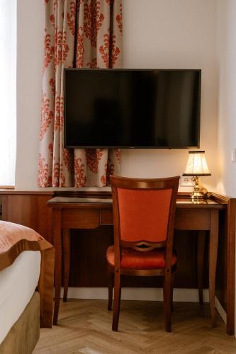 Double Room with Courtyard View image 4
