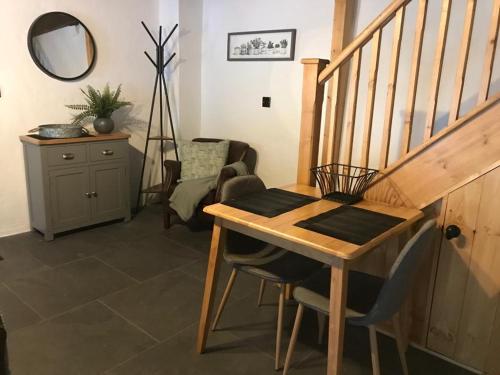 Listed One bedroom thatched cottage with garden in Milton Abbas