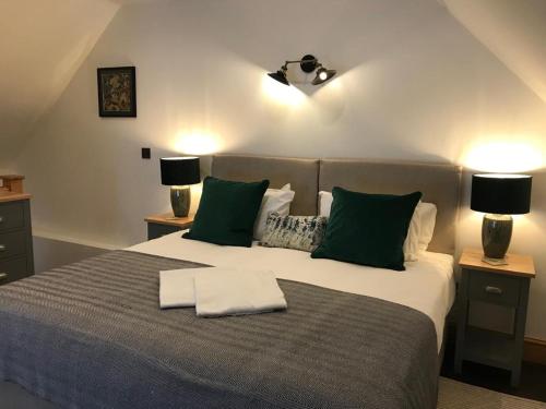 Listed One bedroom thatched cottage with garden in Milton Abbas