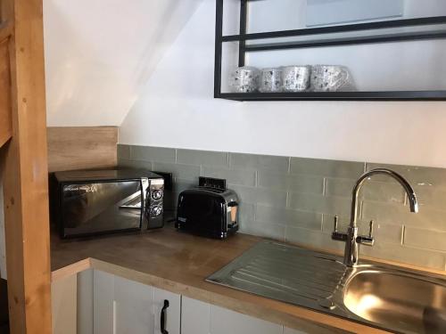 Listed One bedroom thatched cottage with garden in Milton Abbas