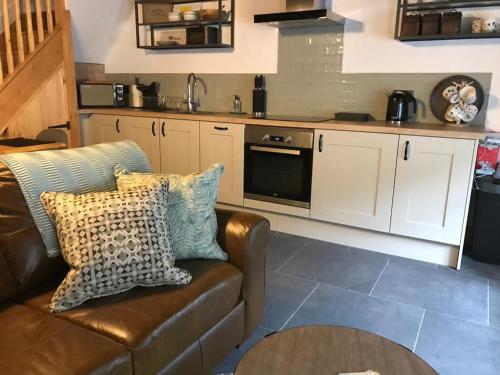 Listed One bedroom thatched cottage with garden in Milton Abbas