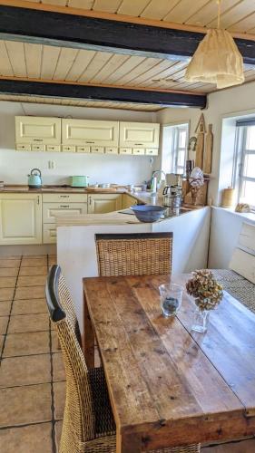 Kitchen, Gemutliches Reetdachhaus mit Kaminofen in Vester Vedsted