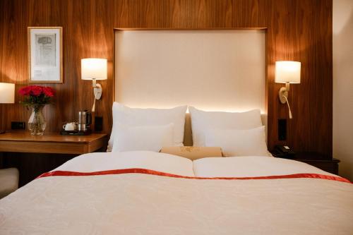 Double Room with Courtyard View image 7