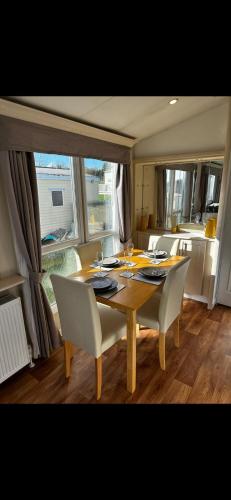 2 Bed Mobile Home Sea View, Fair Ways in 伊斯特徹奇