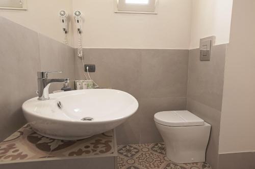 Double or Twin Room image 10