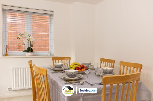 บริการและสิ่งอำนวยความสะดวก, Duckett house, 3 Bedroom Detached House By B and R Serviced Accommodation Amesbury With Free Parking in แอมแมสบูรี่