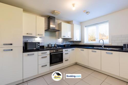 ห้องครัว, Duckett house, 3 Bedroom Detached House By B and R Serviced Accommodation Amesbury With Free Parking in แอมแมสบูรี่